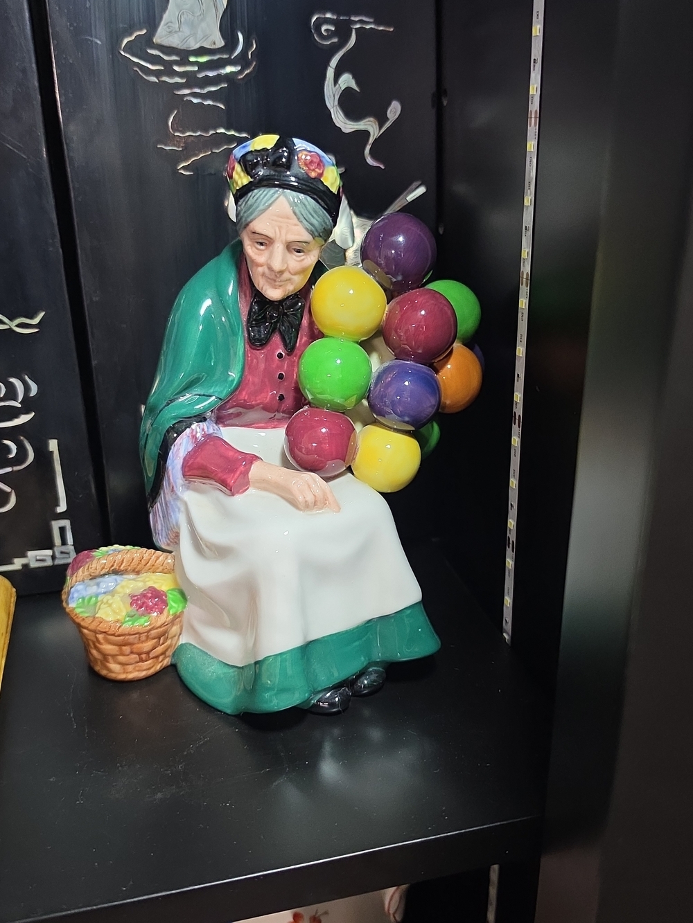 Vintage Royal Doulton Balloon Lady Figurine THE OLD BALLOON SELLER  ENGLAND 7"